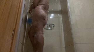 Fucking a hot MILF in a hotel shower - 5 image