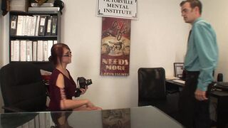 Ich muss taeglich meine chefin auf der arbeit fingern und lecken