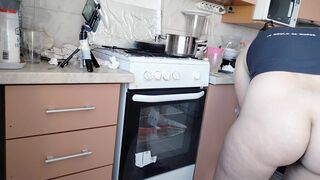 Sexy mom having breakfast in the bedroom, hairy, big, big ass. Sexy amateur wife fingers her until orgasm. - 15 image