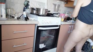 Sexy mom having breakfast in the bedroom, hairy, big, big ass. Sexy amateur wife fingers her until orgasm. - 5 image