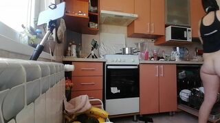 Sexy mom has breakfast in the bedroom, hairy, big, big ass. Sexy amateur wife fingers her to orgasm. - 13 image