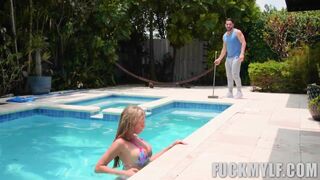 Poolside Bubble Butt Briana Banderas , Peter Green - 5 image